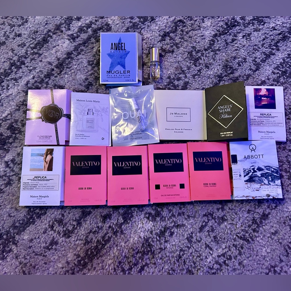 Bundle of 14 fragrance samples